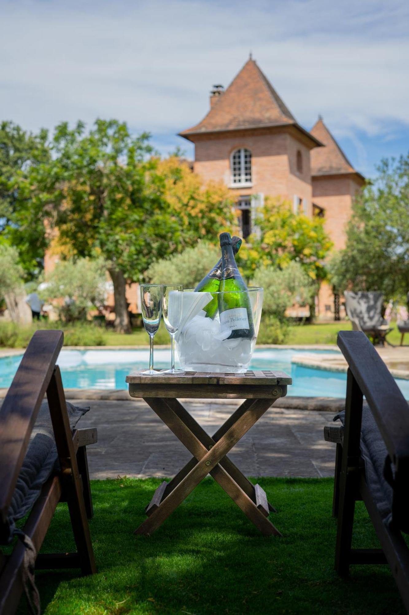 Castel Bois Marie, Maison D'Hotes Montauban Exterior foto A bottle of champagne in a champagne bucket